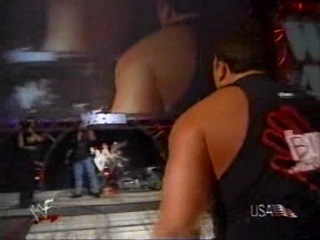 undertaker attacks big show(wwf raw is war 08/07/2000)